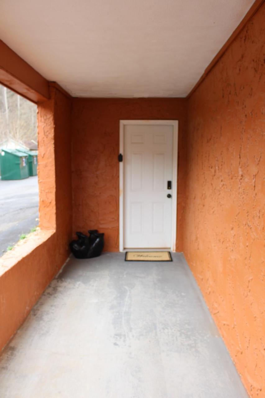 Spacious Downtown Condo Walking Distance To Downtown Gatlinburg Sleeps 6 Guests Экстерьер фото