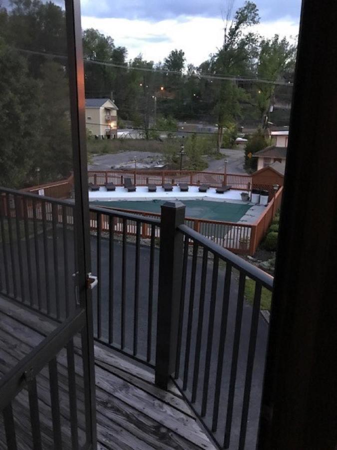 Spacious Downtown Condo Walking Distance To Downtown Gatlinburg Sleeps 6 Guests Экстерьер фото